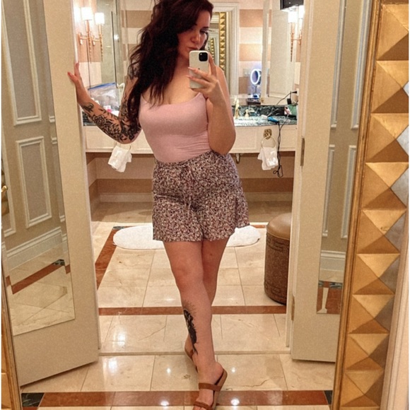 Meet your Posher, Amanda - Picture 2 of 4